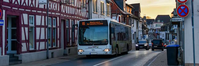 Bus fährt durch eine Fachwerkstraße
