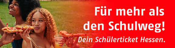 STH-Teaser: Für mehr als den Schulweg Zwei junge Frauen sitzen auf einer Wiese, lachen und genießen Pizza. Daneben steht der Schriftzug: "Für mehr als den Schulweg! Dein Schülerticket Hessen."